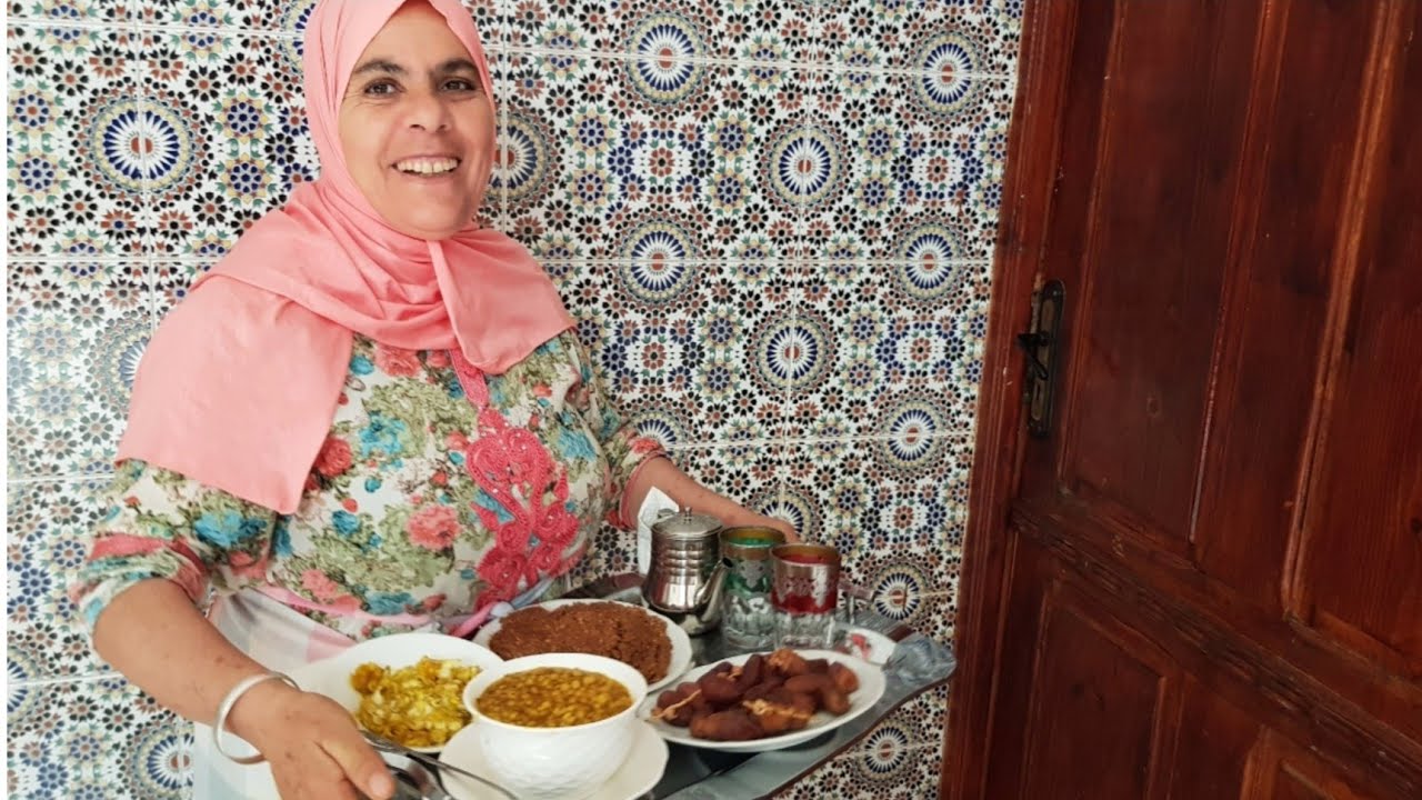 عاداتنا وتقاليدنا 🎉🎉😃 نفيسة يمشي لها فطورها حتى لبيتها🍽