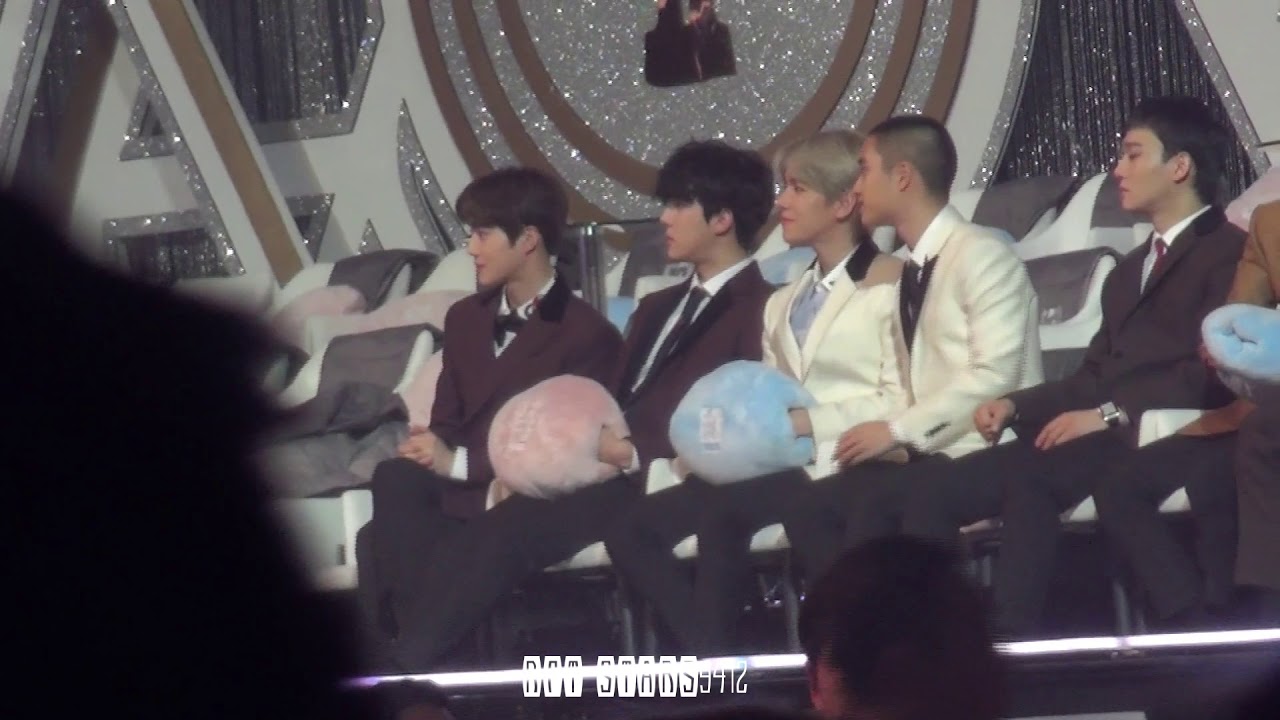 180111 GDA 엑소 EXO 가수석 쿠션 애착 세훈 SEHUN main focus + 트와이스 라이키,세븐틴 박수 무대 감상 with 준면 종인 @ 2018 골든디스크