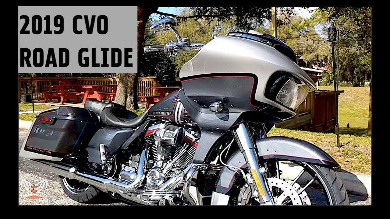 2019 Harley-Davidson CVO Road Glide FLTRXSE in Lightning Silver and Charred Steel (+exhaust noises)