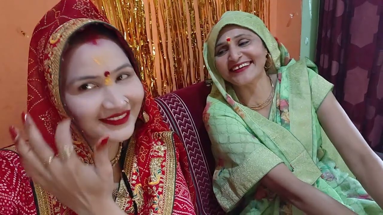 पैरों में लगाया महावर कुमकुम दीदी ने 
