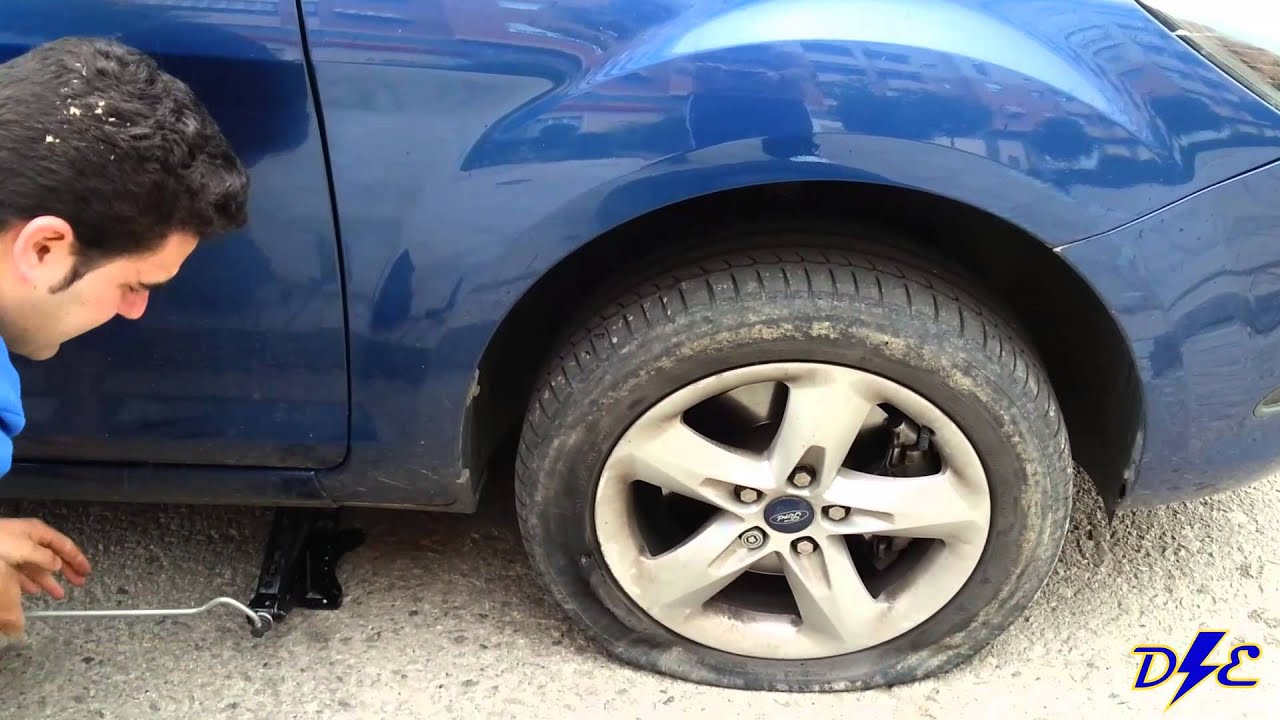 Cambiar rueda pinchada de coche