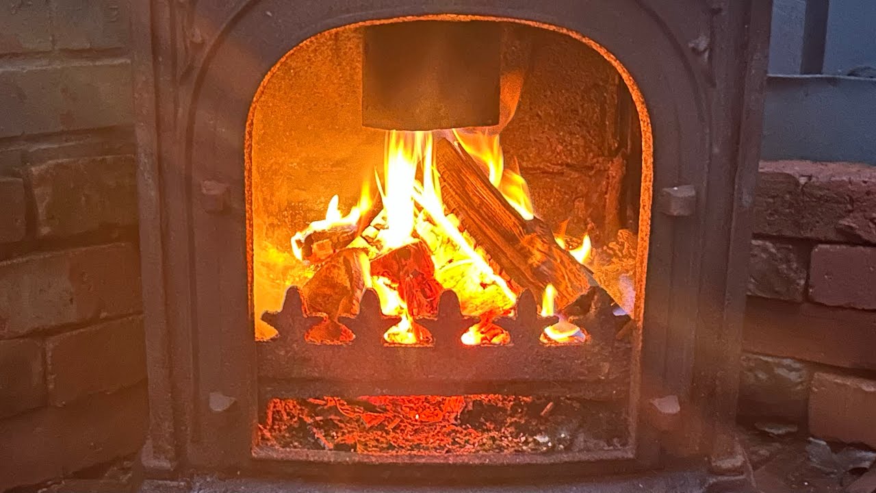 Old Cast Iron Fireplace Roaring Warmth – 1 Hour of HD Flames & Natural Crackling