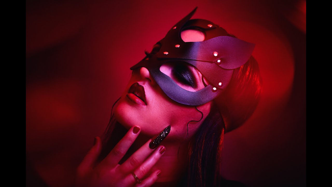 Latex Photoshoot With Canon 5D Mark IV - Studio Lingerie Photography - Behind The Scenes