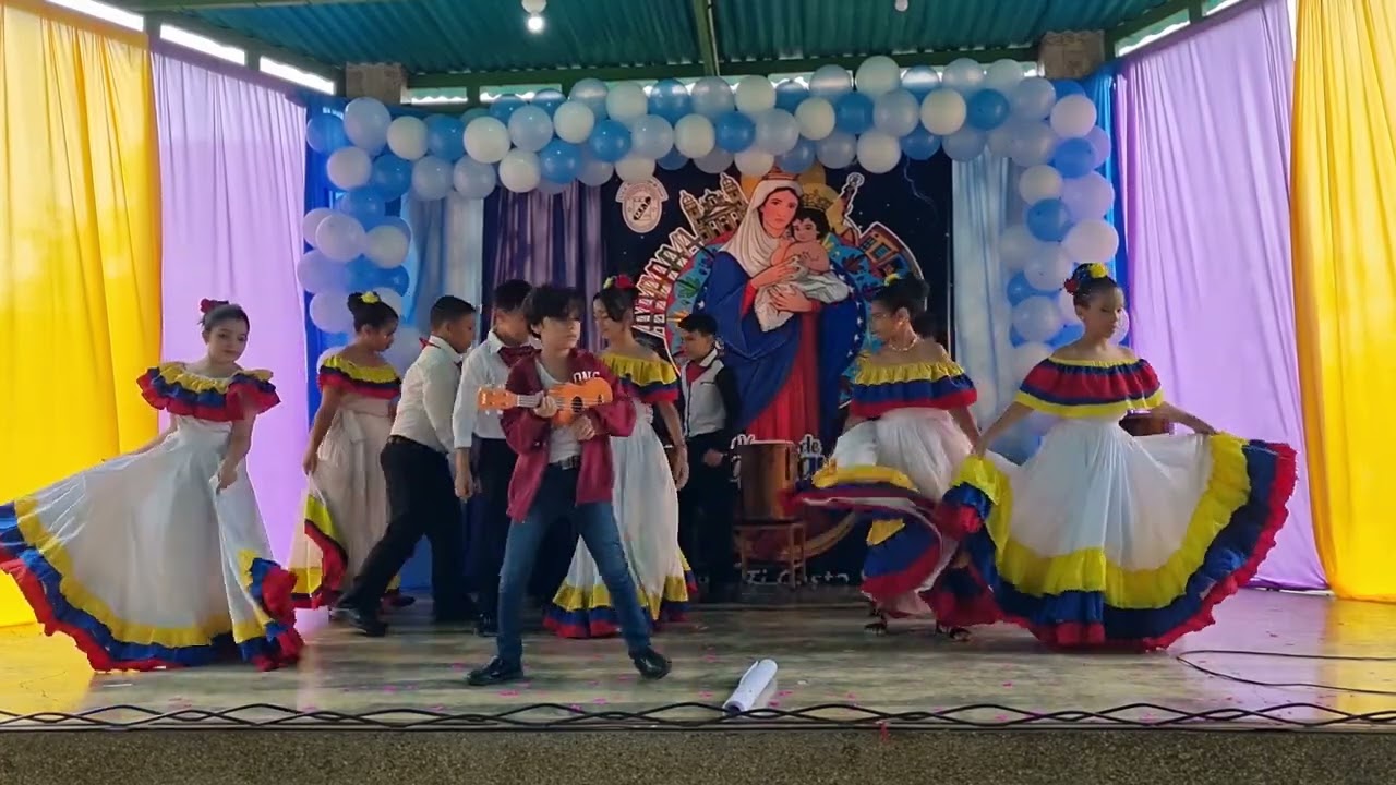 Baile 5to grado abrazo en familia