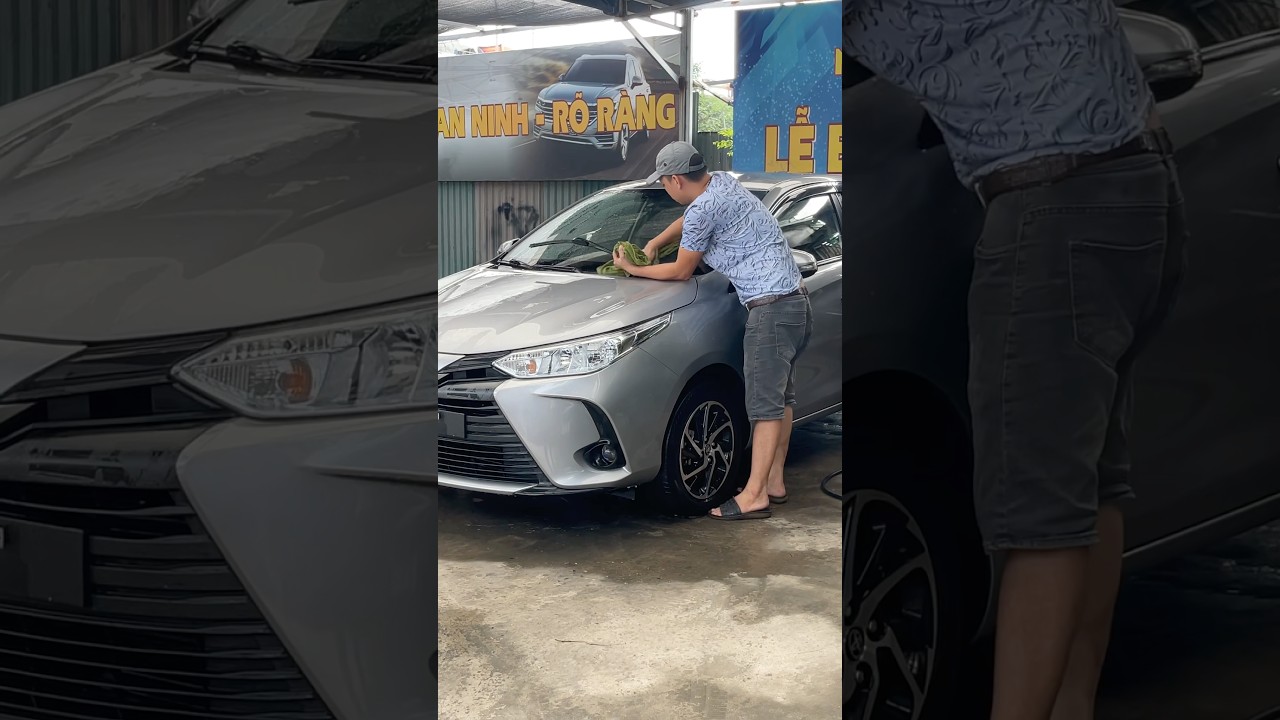 Anh em đang rửa sạch, lau kh&ocirc; chuẩn bị b&agrave;n giao chiếc xe Toyota Vios E 2022 MT m&agrave;u bạc cho chủ mới.