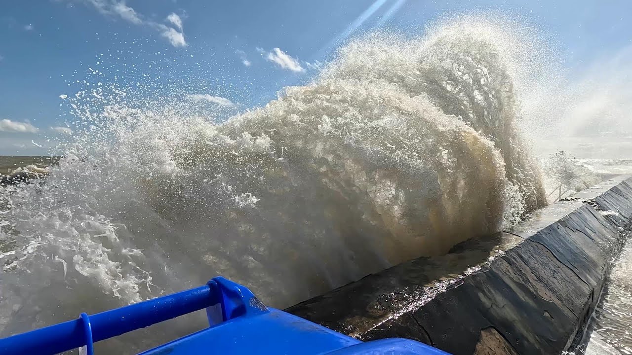 Walton Walk - 2024-03-27 - Wild Spring Tide waves on a windy day! [4K]