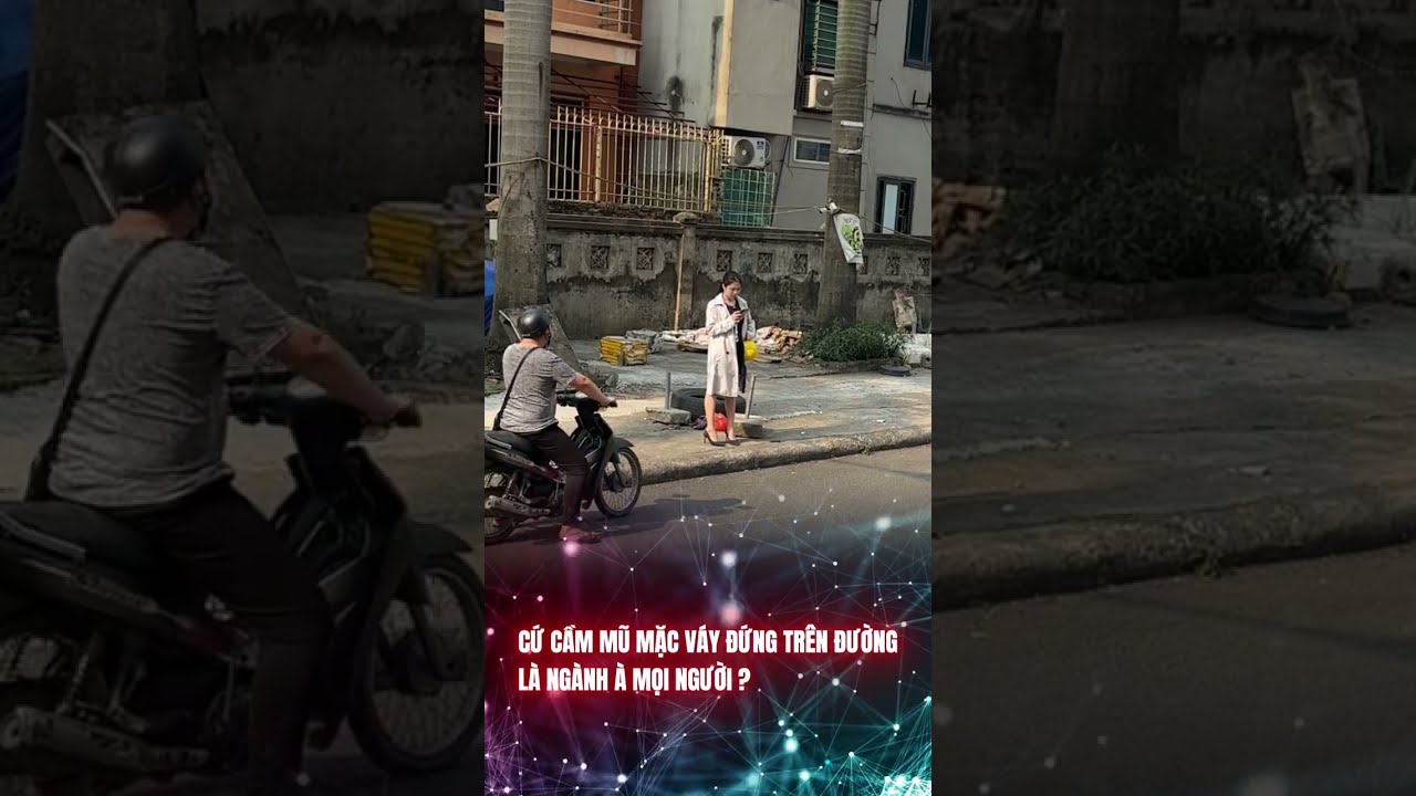 Gái xinh cầm mũ đứng vỉa hè bị người đi đường lầm là g.ái ng.ành !