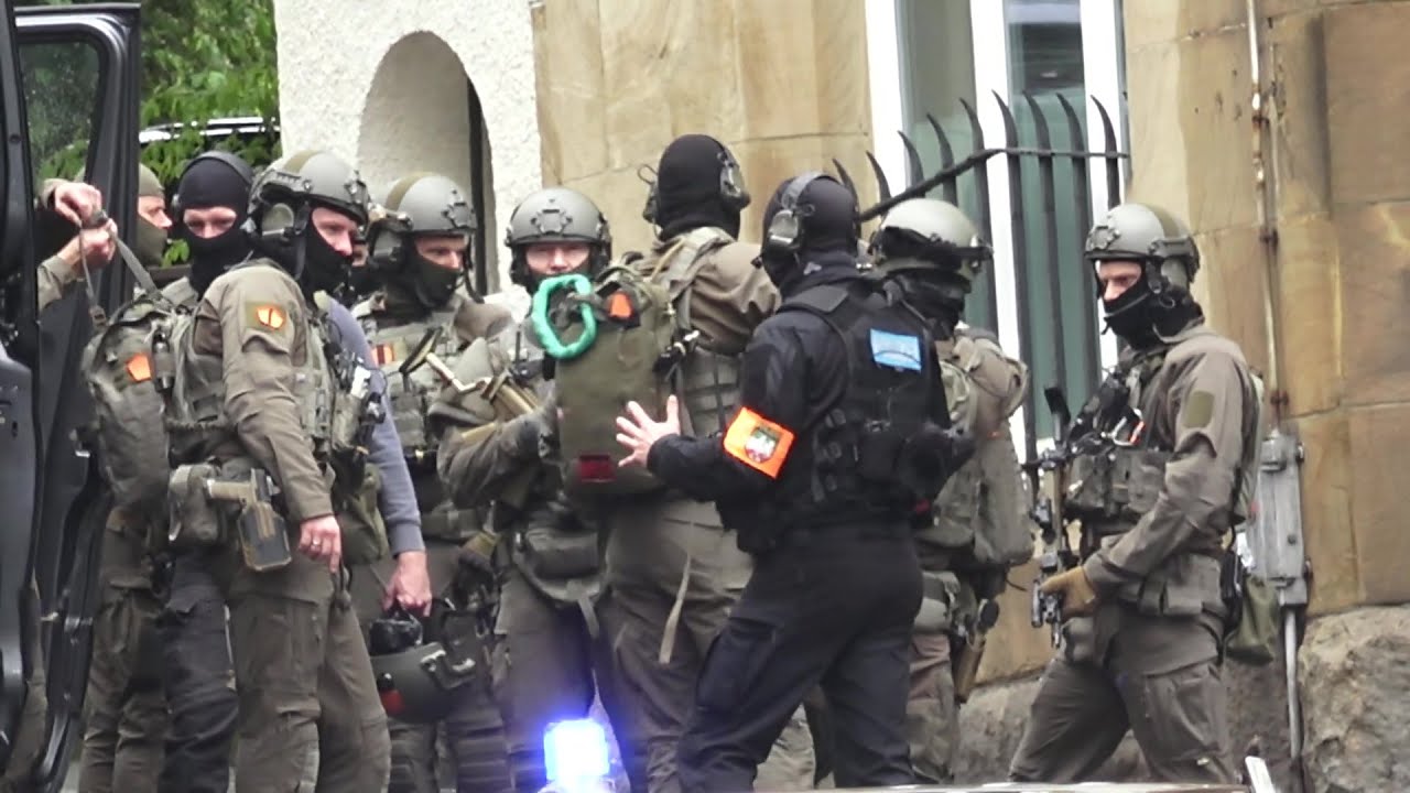Person mit Waffe in Gymnasium Sedanstraße gemeldet - SEK im Einsatz in Wuppertal am 19.04.24 + O-Ton
