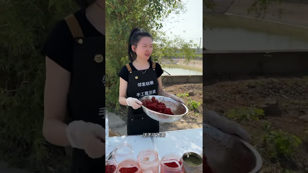 大哥重庆的这么能吃辣吗 大哥你倒我这么多辣椒，能不能吃完喔#霉豆腐 #我的摆摊日记 #谁懂这一口的好吃程度 #好吃到停不下来