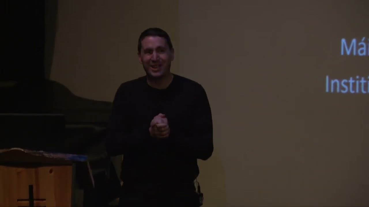 Ag Insint Scéalta Trí Bhia le Máirtín Mac Con Iomaire