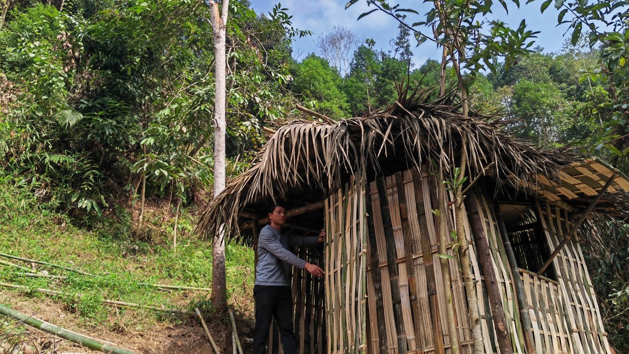 The young man built a very beautiful bamboo house all by himself.