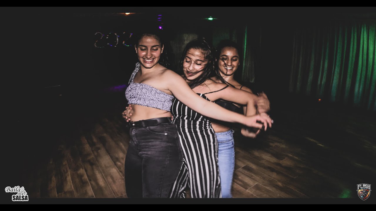 3 Girls Bachata @ Social Sensual bachata dance [Quit&eacute;monos La Ropa]