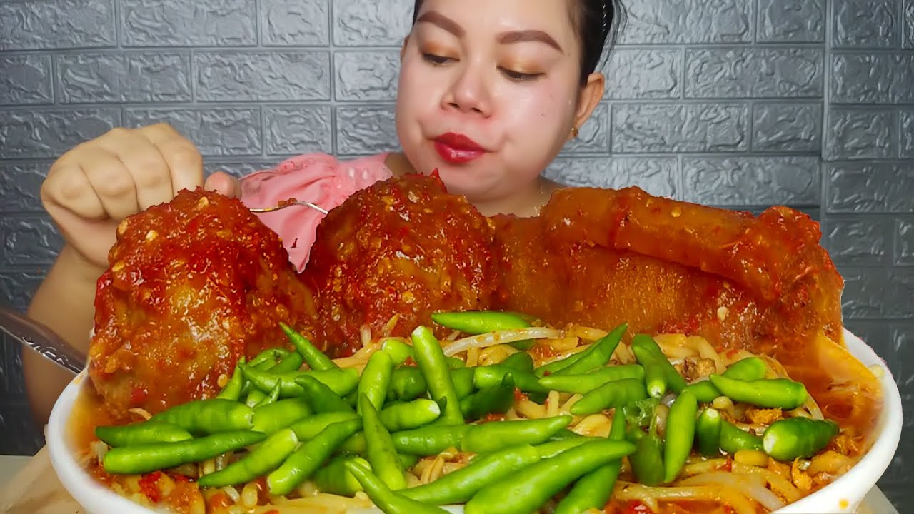 Pedas nya mie nyemek sambal meron pedas, bakso telur,kikil sapi jumbo pedas,cabe rawit Mukbang