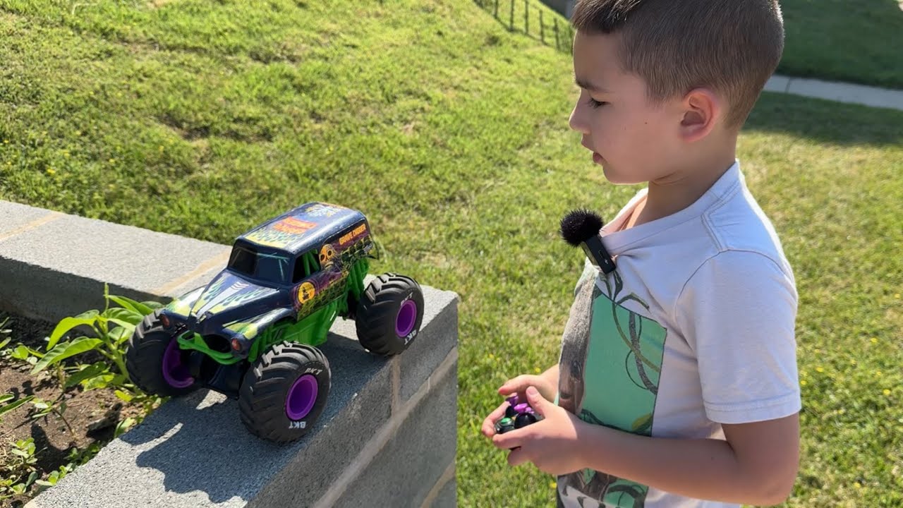 Fun water SPLASH 🛝 with Mini Monster Trucks series 7 & series 9 😱😱😱