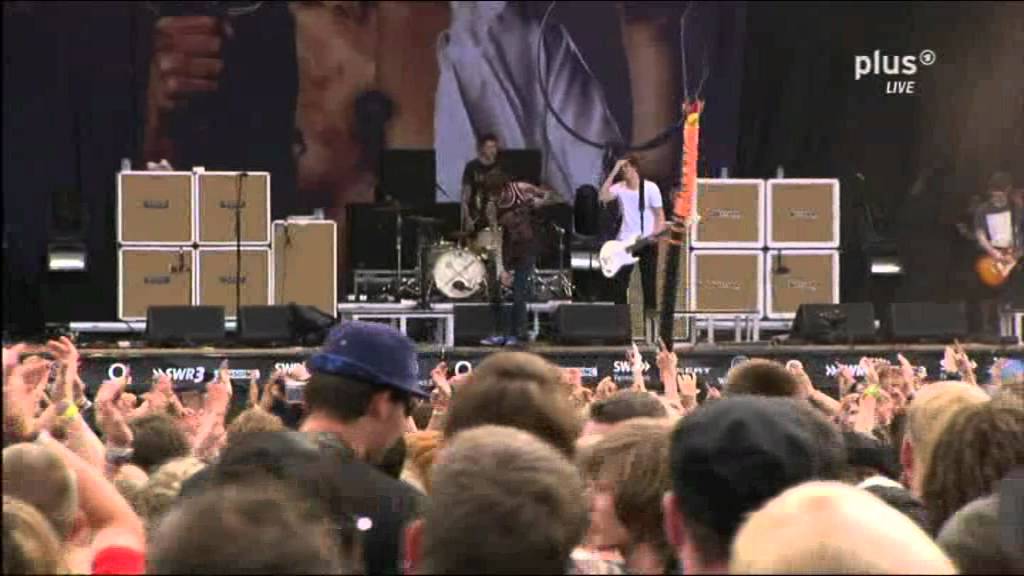Bring Me The Horizon - Chelsea Smile (Jona climbs up stage ! Live @ RAR 2011)