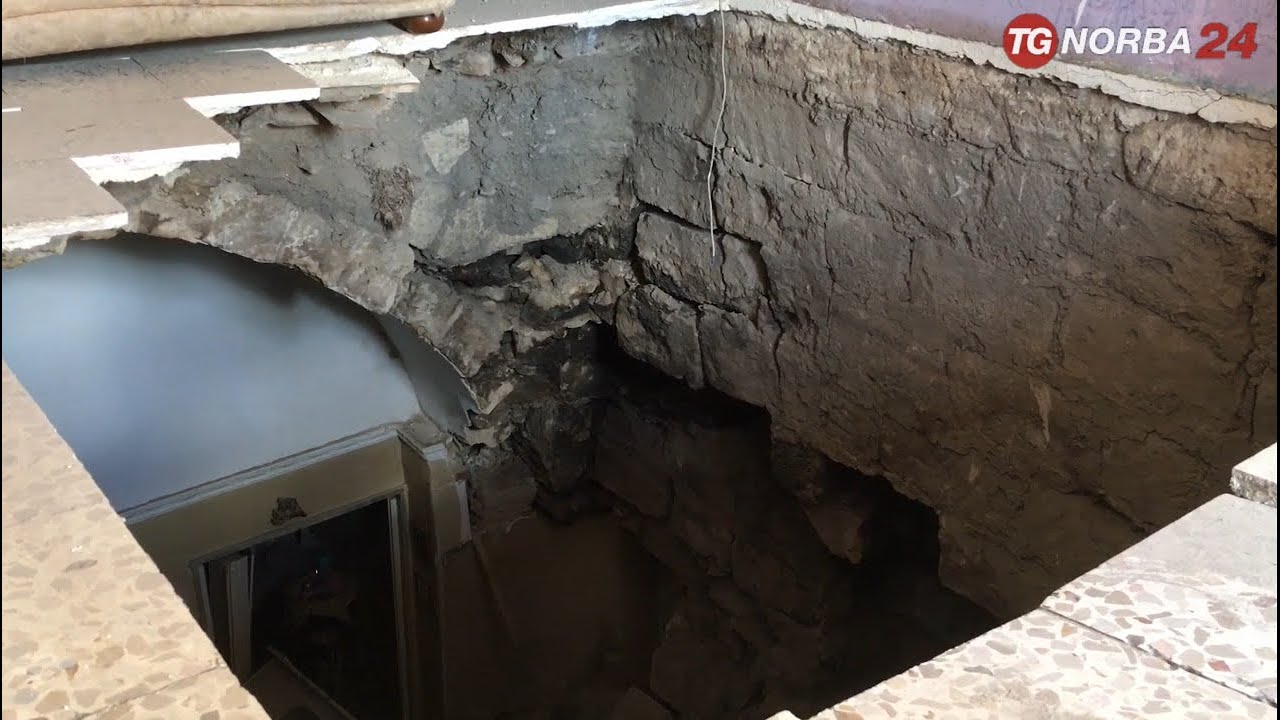 Canosa di Puglia, crolla solaio: famiglia salva per miracolo