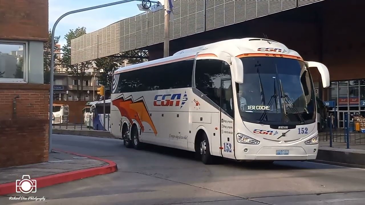 Alto tránsito de partidas de coches desde la terminal de tres cruces By Buses Y Trenes Del Uruguay ©