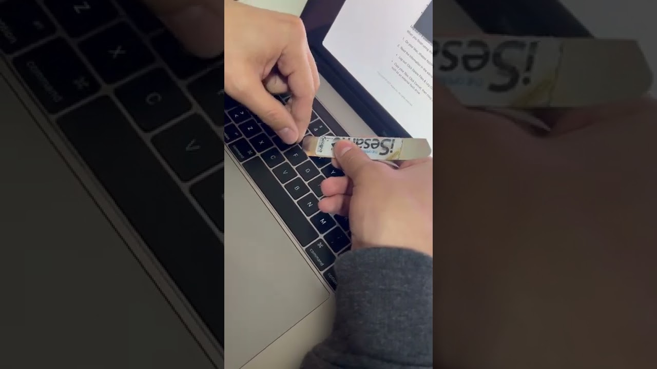 Retirar teclas para limpieza MacBook Pro Touch Bar 2017