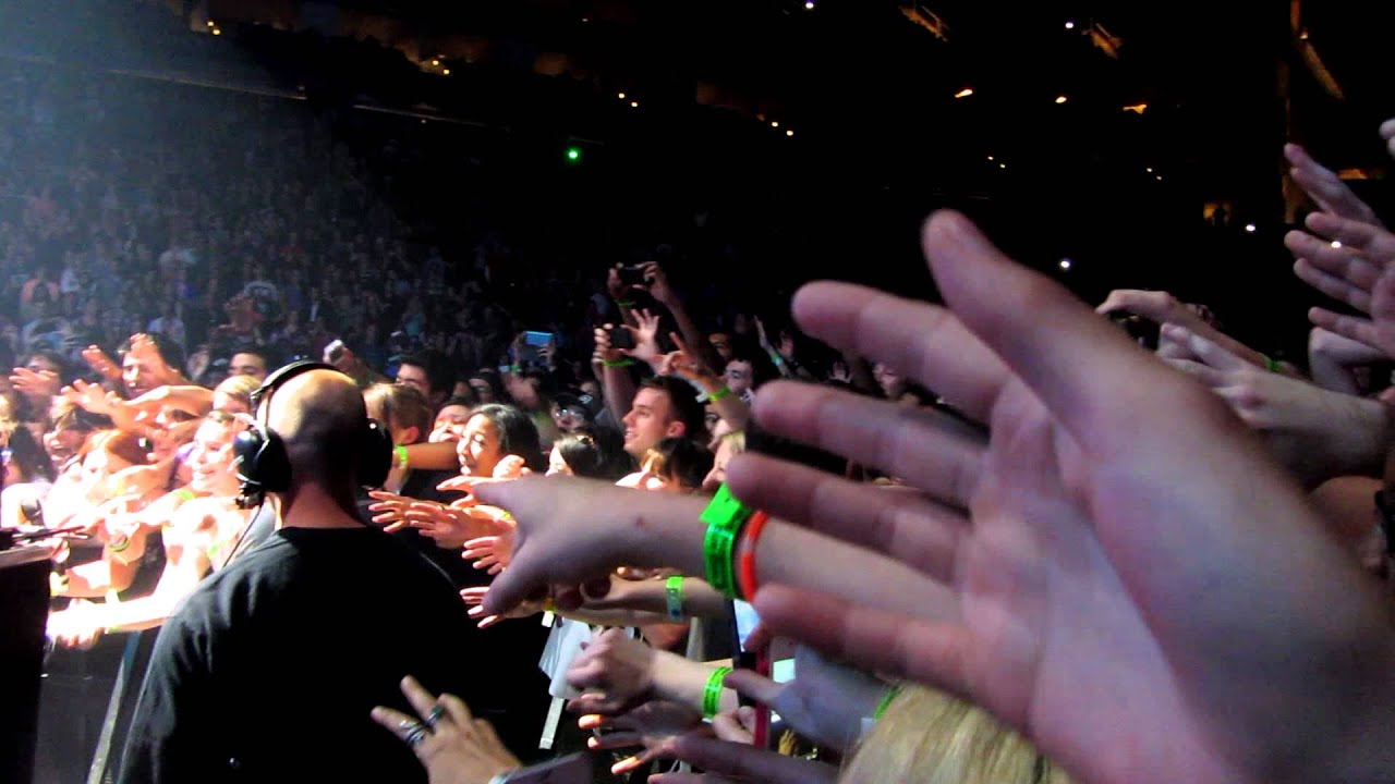 muse - matt bellamy saying hi to fans - houston, tx 3.12.13