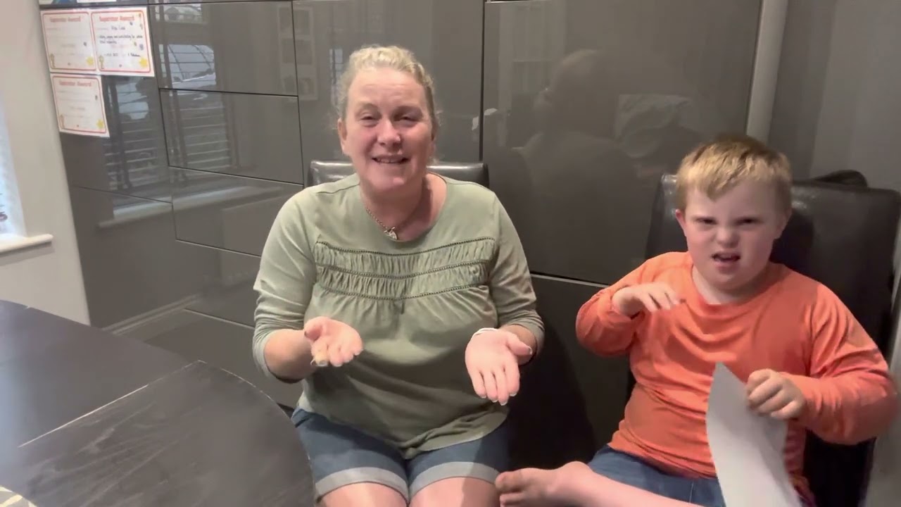 Makaton for ‘TO RUN’ 🏃‍♀️🏃‍♂️