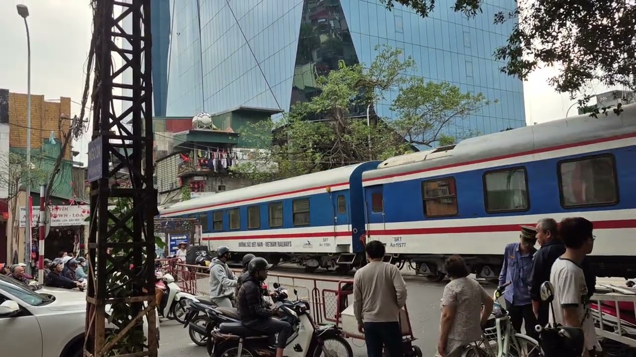 [13/2/2026 16h11]: D19E-944 kéo tàu SE8 vào ga Hà Nội