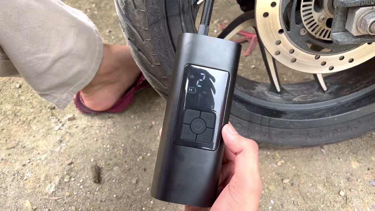 Poniendo a prueba bomba eléctrica portátil para inflar llantas balones etc