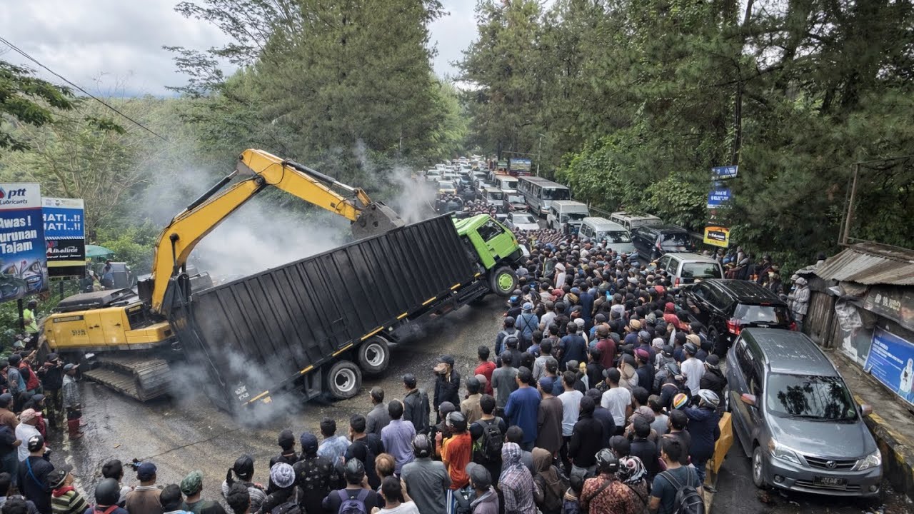 VIRAL !! PENYELAMATAN DRAMATIS, Truk Nyaris Hampir Terbalik di Tikungan Paling Extrim Sitinjau Lauik