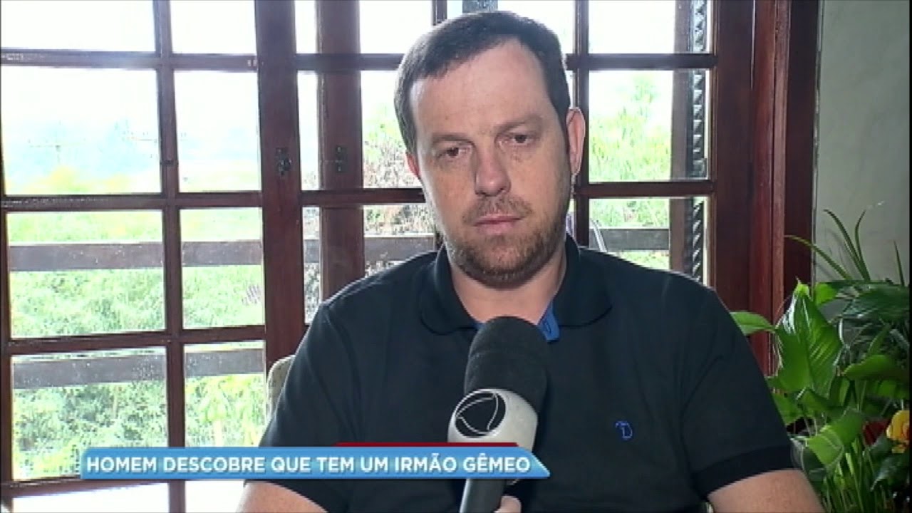 Homem descobre que foi adotado e tem irmão gêmeo