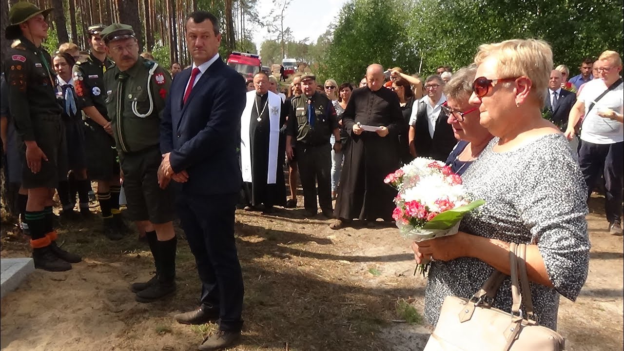 Krewni zmarłych harcerek z Łodzi oraz sołtys Lotynia odsłonili obelisk