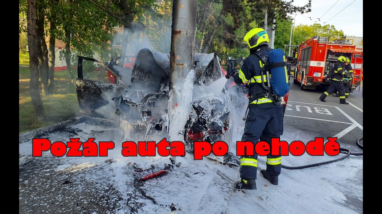 Požár auta po nehodě