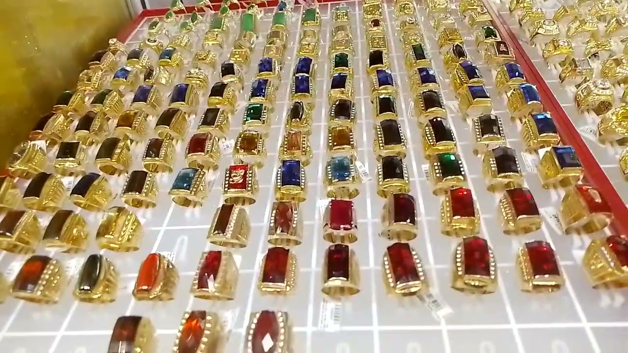 Vào tiệm vàng xem vàng