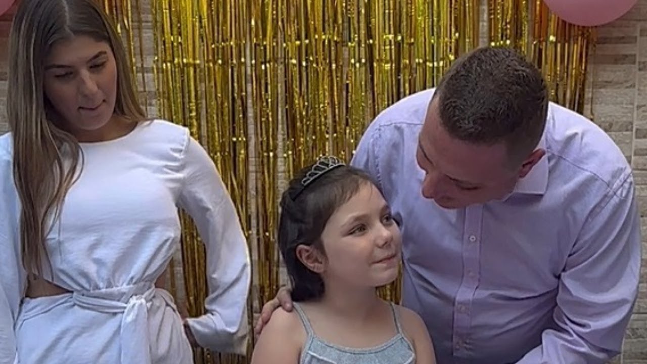 Menina encontrou a mãe com o tio e os expôs em seu aniversário