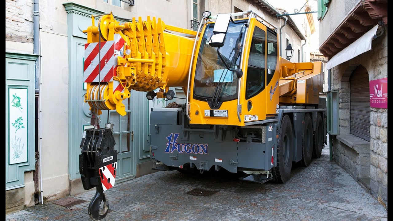 Liebherr- Montagearbeiten des LTC 1045-3.1 Mobilkrans in Carcassonne, Frankreich