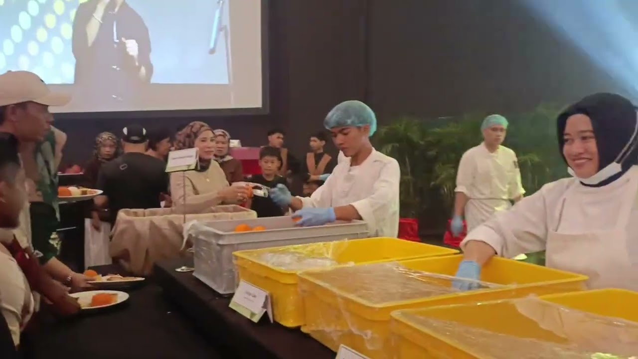 Meriah nya suasana sambutan tahun baru cina di bcck ..tidak kira bangsa dan ugama sama2 gembira.