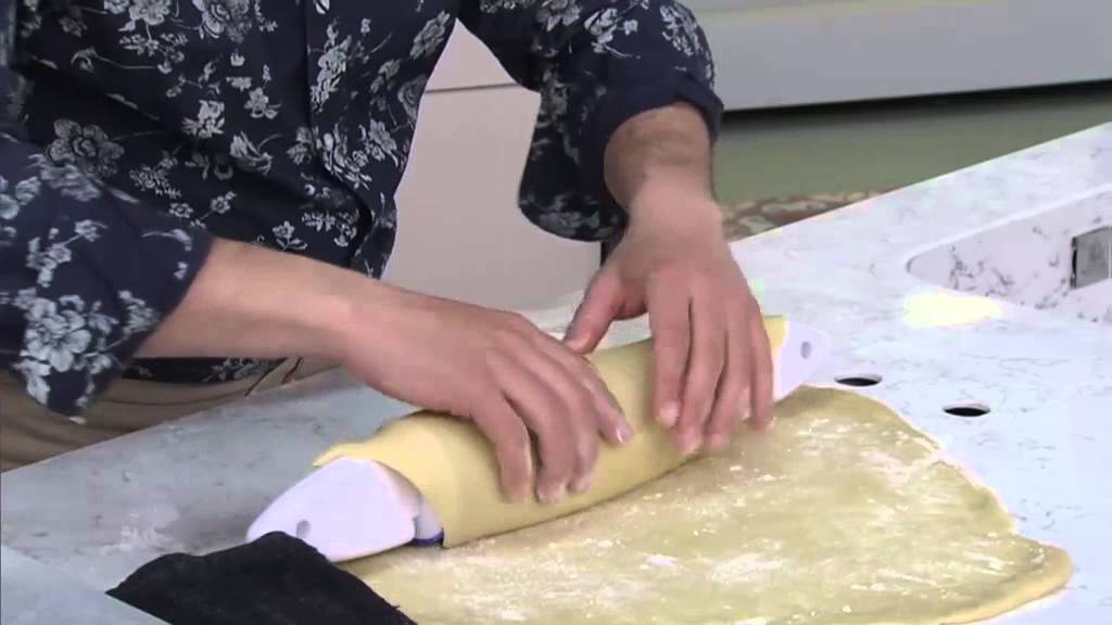 Coca de ceba i pebrot amb bacallà confitat