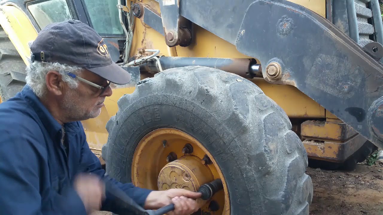 החלפת גלגל בטרקטור 0528116888.להודעות