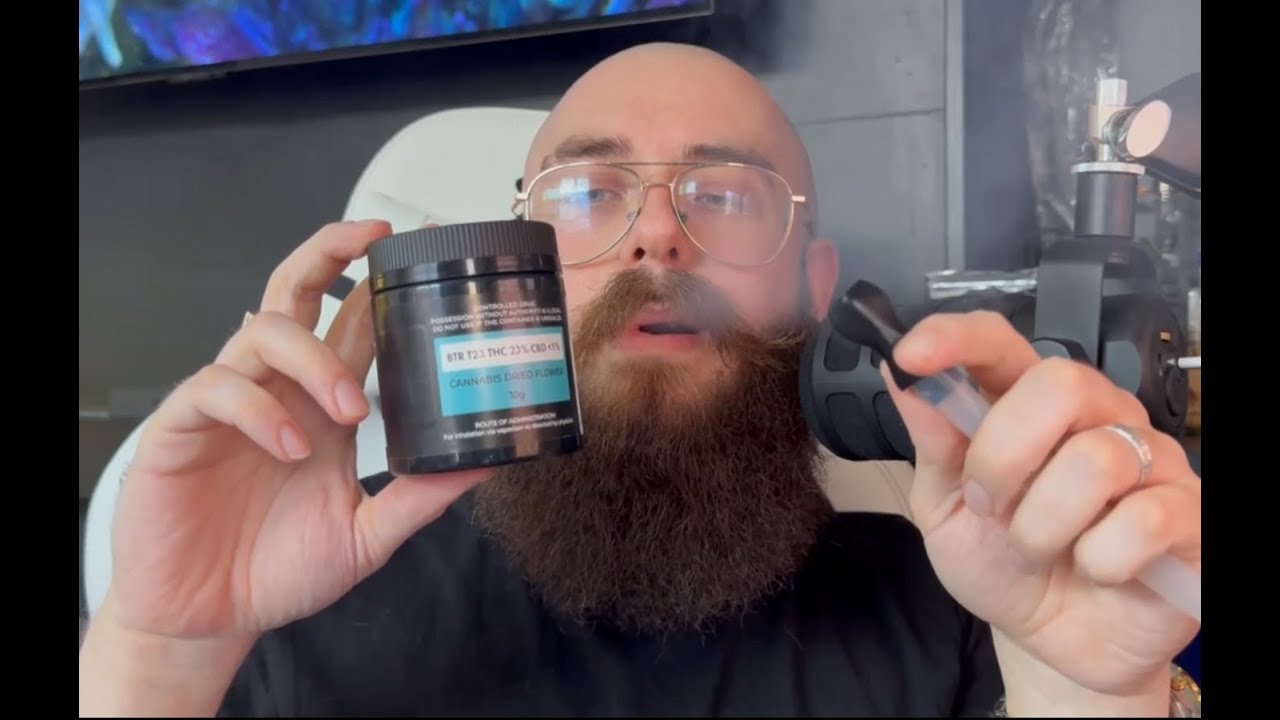 black triangle medical flower tastes like what ?