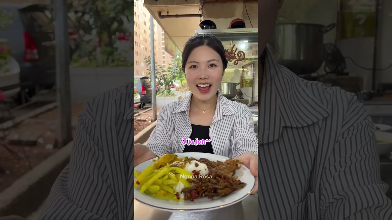 SUSAH TAPI SERU! MAKAN NASI PADANG PAKAI TANGAN SUAMI! #nasipadang #orangkorea
