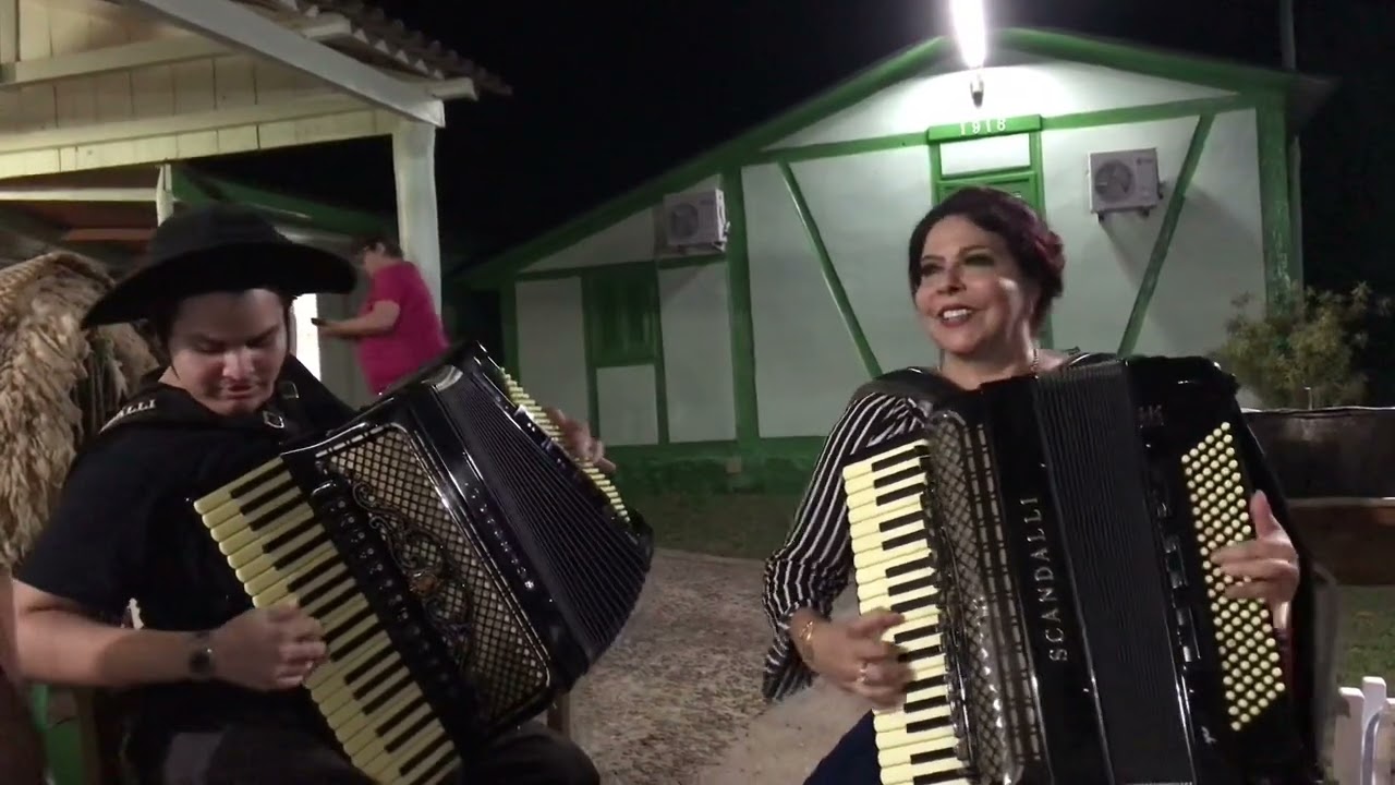 Garuchenha ( Reduzino Malaquias ) com a grande artista Marines Siqueira 🪗