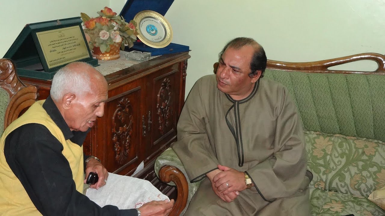 الاستاذ احمد مصطفي في منزل الاستاذ طه عبدالوهاب خبير الاصوات والمقامات والمحكم الدولى