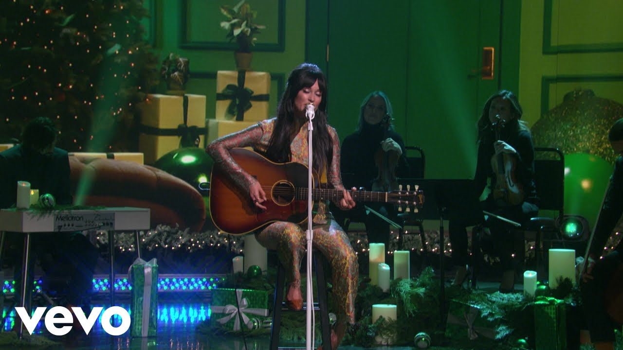 Kacey Musgraves - Christmas Makes Me Cry (The Kacey Musgraves Christmas Show / Live on Ellen)