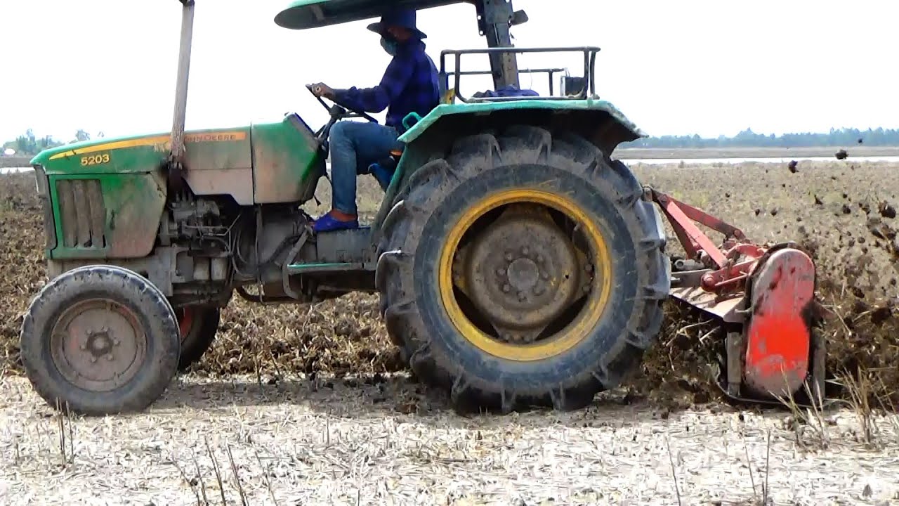 Chiếc máy cày John Deere 5203 một cầu xới đất khá mạnh