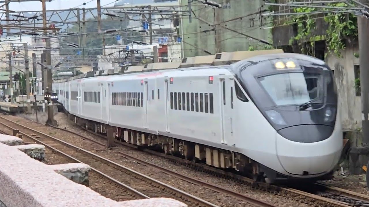 4017次瑞芳發車開往樹林的銀綠色微笑號EMU900型十輛一編組EMU902區間快車，和278次彰化發車經由海線開往花蓮的EMU3000型十二輛編組EMU3015皮蛋豆腐騰雲號紅色帶新城際自強號列車