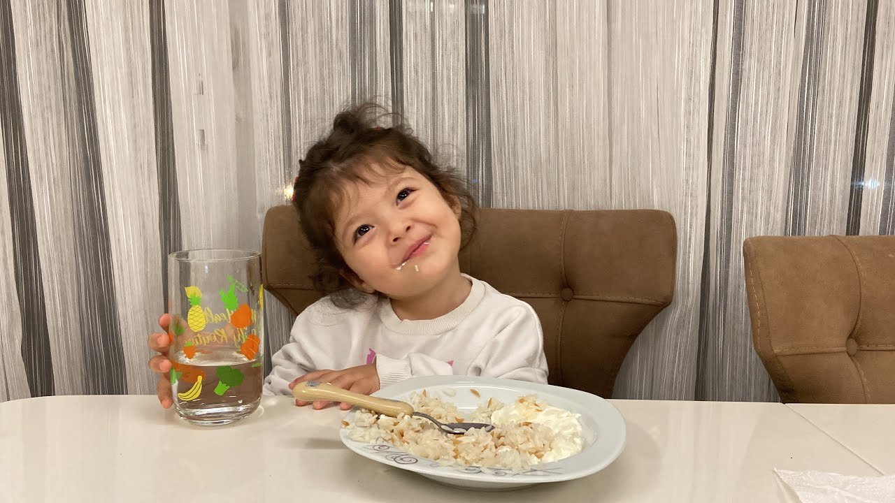 Pilav yiyen çocuk - Ece pilavı dökmeden yiyor