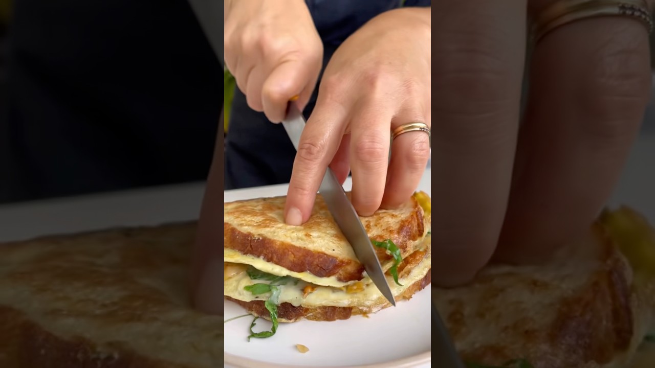 Kanapka w jajku: 2 jajka, boczek, ser, rukola, s&oacute;l, pieprz, 2 kromki chleba. #kanapka  #sandwich