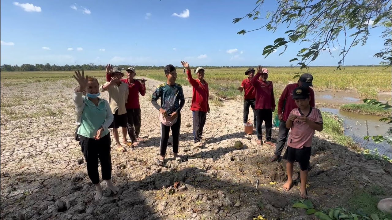 Đào hang bắt Chuột . Bắt Ếch . Trên đồng khô Cỏ Cháy 