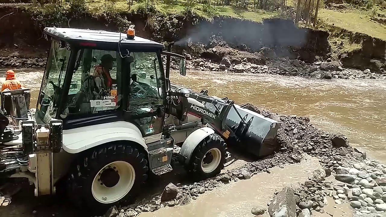 RETROEXCAVADORA HIDROMEK HMK 102B EN PERU