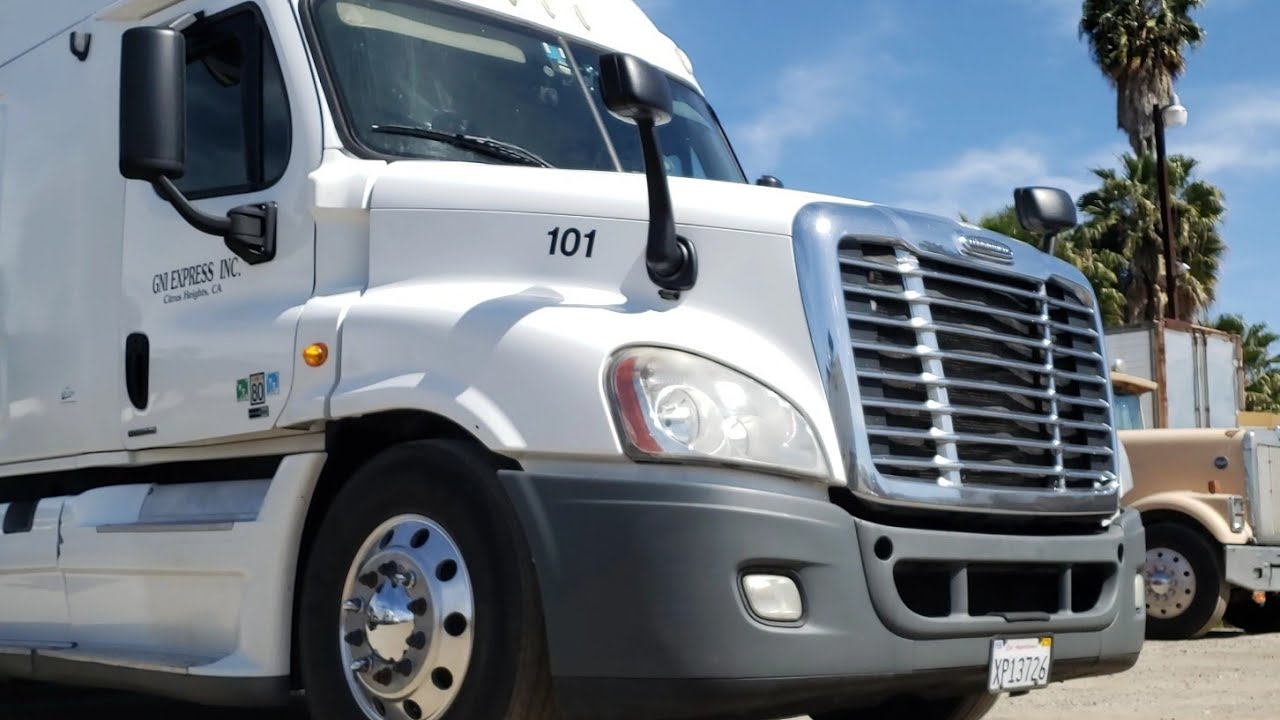 Установка противотуманных фар на Freightliner  Cascadia Fog lights DIY