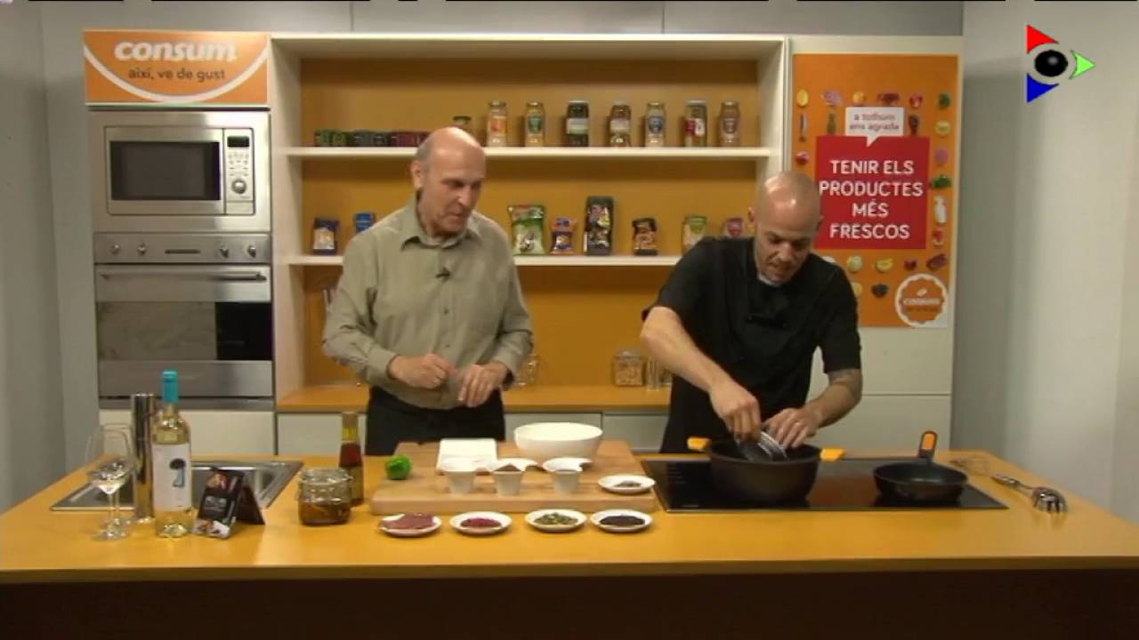 Tonyina confitada acompanyada de fabetes de soja edamame i salsa thai