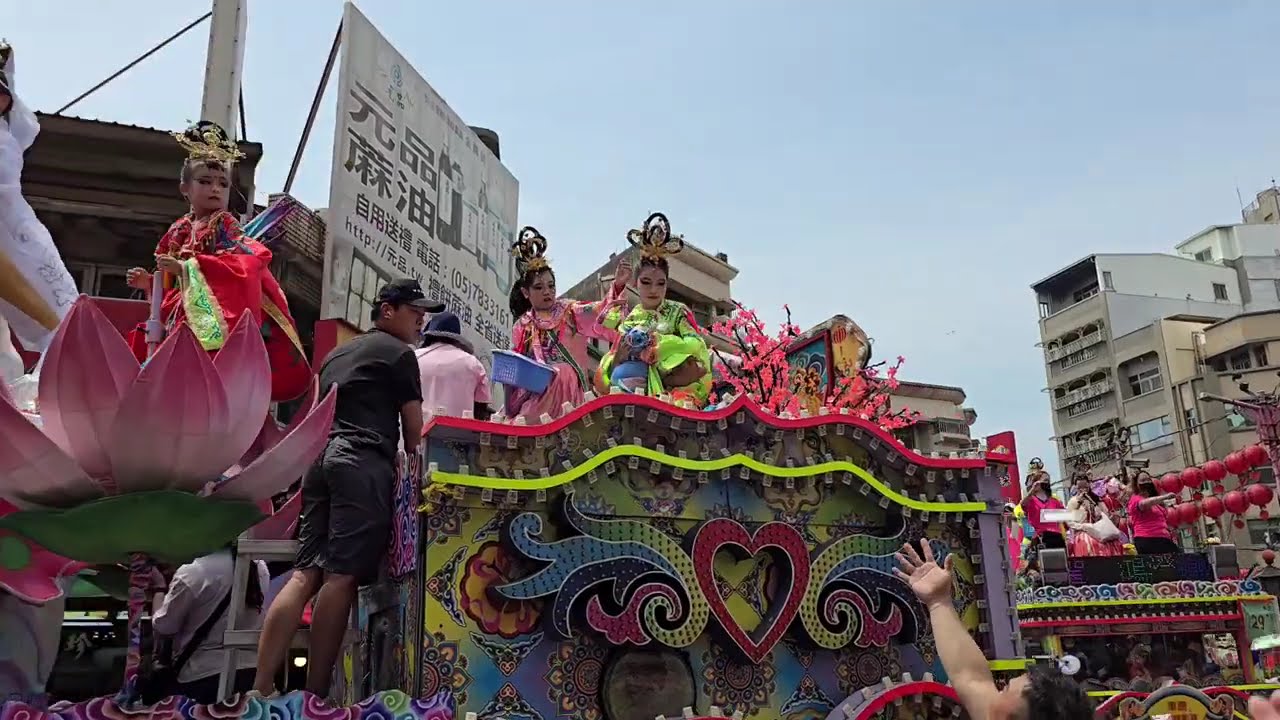 北港藝閣太瘋狂了！什麼都能丟下來，連龍蝦、紅蟳都可以接到！